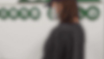 女子驾车与外卖小哥电动车剐蹭起冲突，警方通报：张某某为女子出头打人，被拘10天