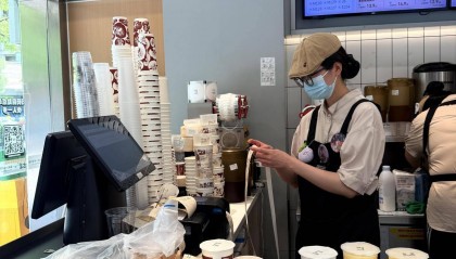 秋天的第一杯奶茶你喝上了吗？记者实探：订单爆满，骑手扎堆