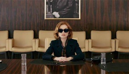 《全球最富有的女人》曝剧照 于佩尔陷凤凰男圈套