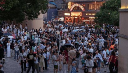 人山人海 20℃的昆明老街挤满了避暑的游客