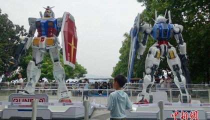 高达模型现身浙江杭州西湖畔 吸引游客打卡