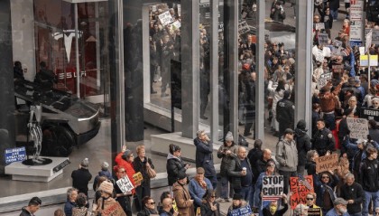 特斯拉站在全球暴风眼