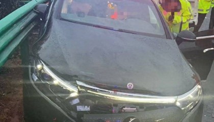 投保52万奔驰被追尾近乎报废，为啥保险只赔24万？业内人士与律师解读