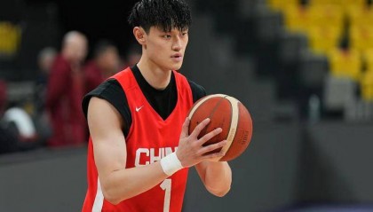 曾凡博与篮网队签约 将争取双向合同
