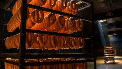 秋林里道斯红肠攻占全国超市，还要冲千亿全球市场 | 百年老字号“守正创新”破圈：一根红肠年售17亿元