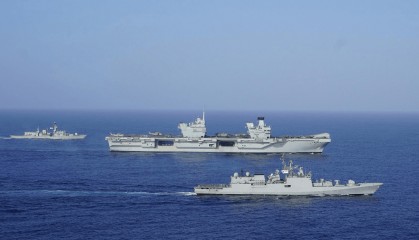 三国航母闯进南海，全部舰载机开上甲板，将在解放军面前摆拍？