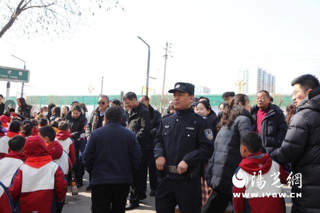 府谷公安多措并举织密校园安全“防护网”