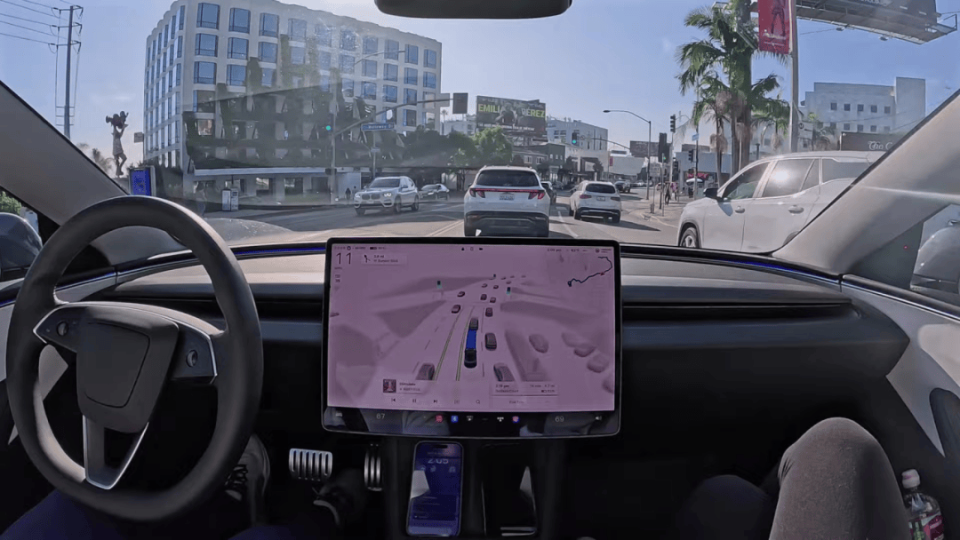 特斯拉站在全球暴风眼