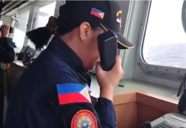 面对菲海警的驱逐,中国侦察船不语,舰载机起飞,直接4个字定性