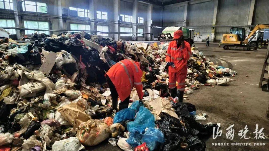 暖新闻被批“冷血”,环卫工翻8吨垃圾找儿童手表值不值?