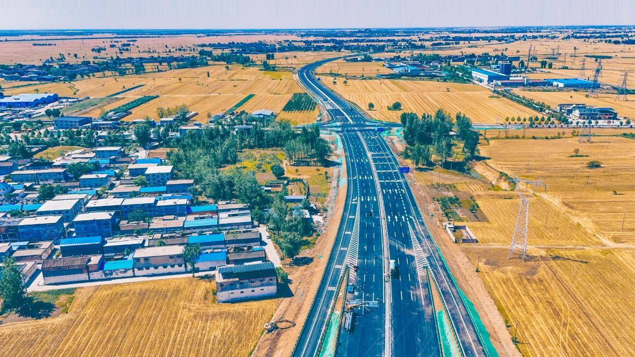 中交一公局集团鹤壁107国道白寺镇李桥村至卫贤镇尚村段全幅通车