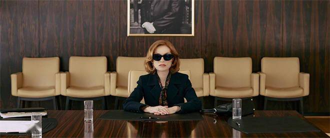 《全球最富有的女人》曝剧照 于佩尔陷凤凰男圈套