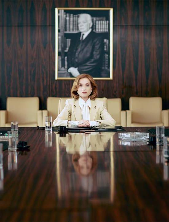 《全球最富有的女人》曝剧照 于佩尔陷凤凰男圈套