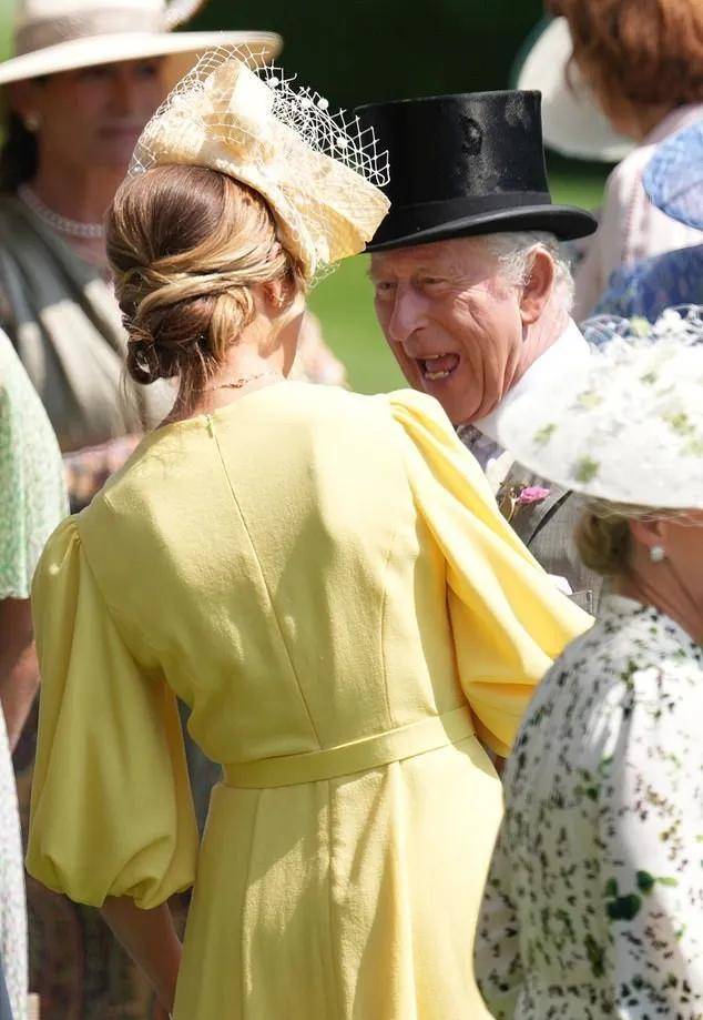 45岁离异带娃女护士嫁英国王室,比短剧更精彩!