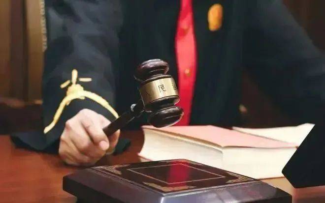 会计主任被调岗干保洁!虽薪资不变,但拒服从安排!公司:旷工,辞退!双方闹至法院…