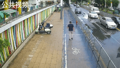 开车溅人一身水,深圳两名司机被罚