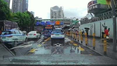 开车溅人一身水,深圳两名司机被罚