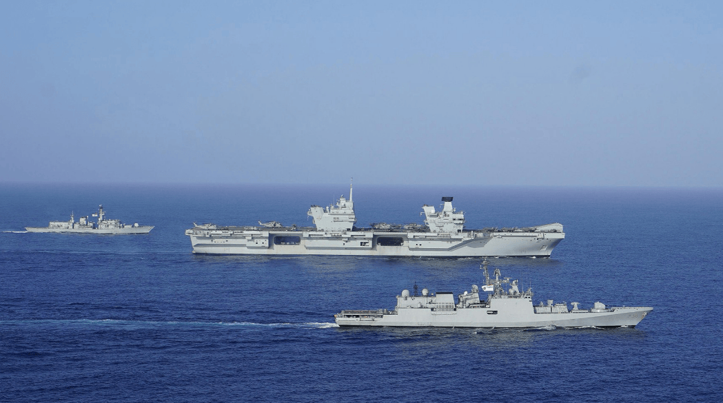 三国航母闯进南海,全部舰载机开上甲板,将在解放军面前摆拍?