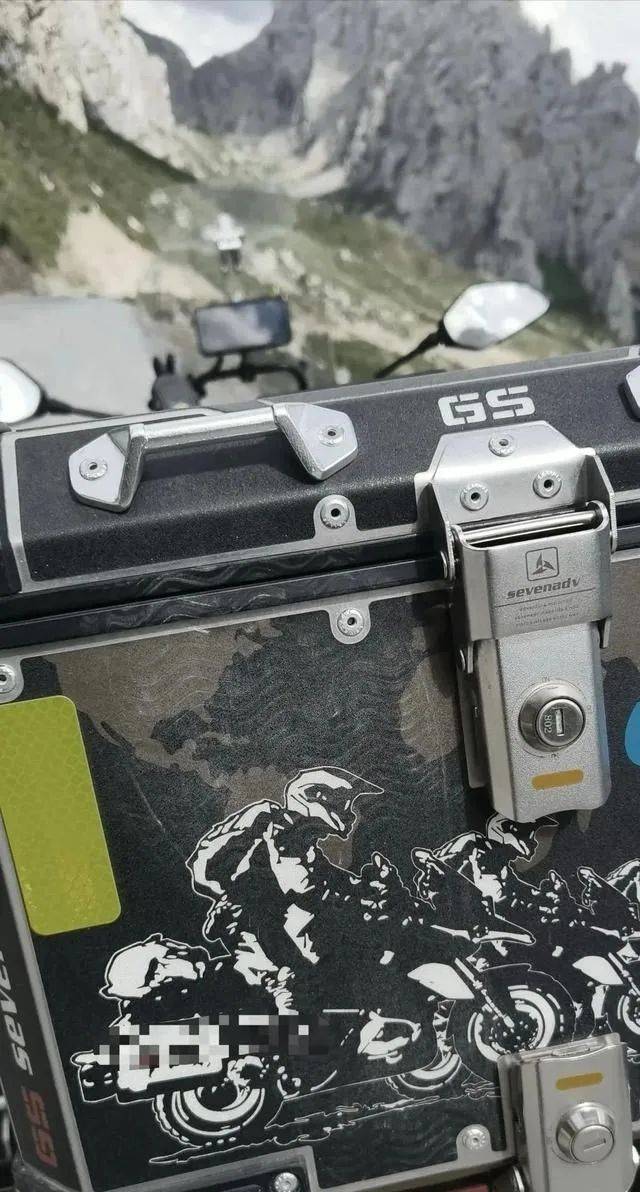 奔驰逆行逼停后续,骑手先认怂,放弃索赔怕闹大,网友评论区炸锅