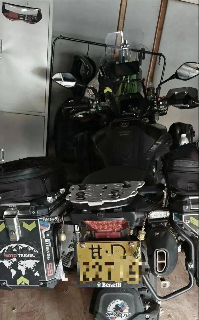 奔驰逆行逼停后续,骑手先认怂,放弃索赔怕闹大,网友评论区炸锅