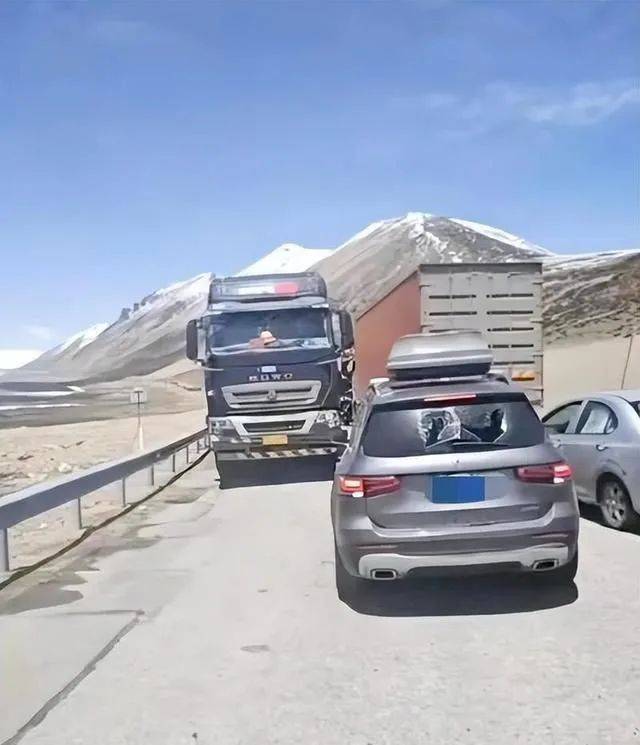 奔驰逆行逼停后续,骑手先认怂,放弃索赔怕闹大,网友评论区炸锅