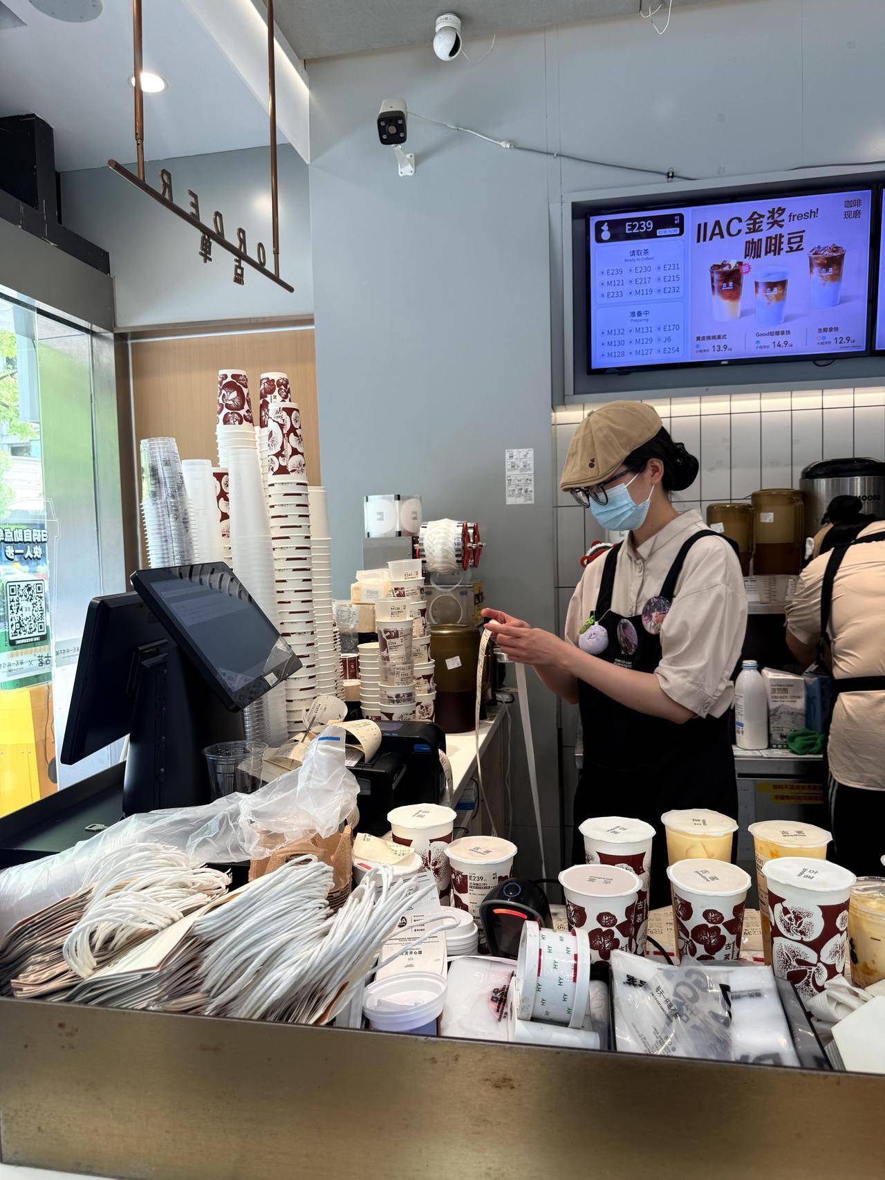 秋天的第一杯奶茶你喝上了吗?记者实探:订单爆满,骑手扎堆