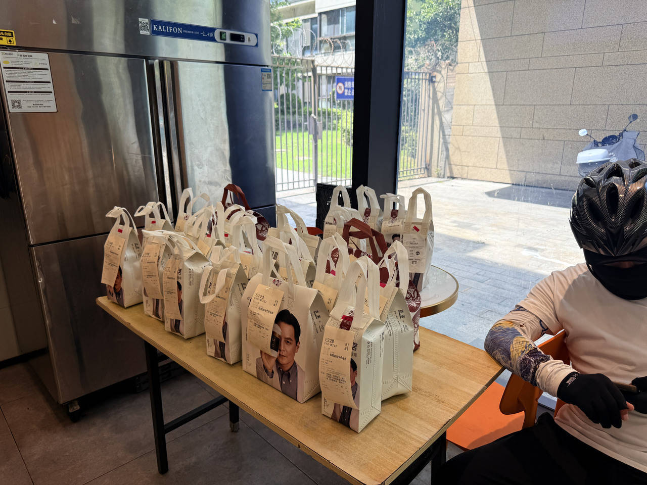 秋天的第一杯奶茶你喝上了吗?记者实探:订单爆满,骑手扎堆