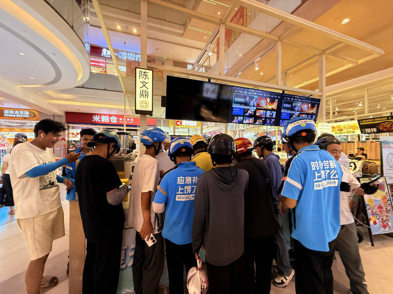 秋天的第一杯奶茶你喝上了吗?记者实探:订单爆满,骑手扎堆