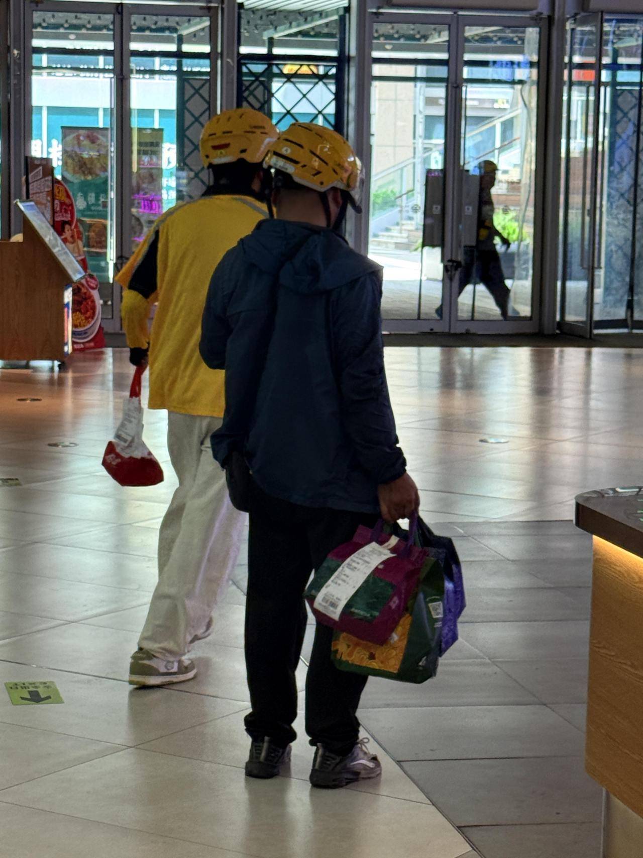 秋天的第一杯奶茶你喝上了吗?记者实探:订单爆满,骑手扎堆