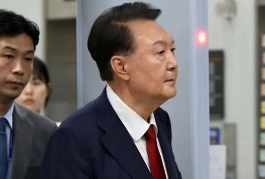 最高可叛死刑?李在明已经忍无可忍,面对撒泼耍赖的尹锡悦,他下令动用强制手段!