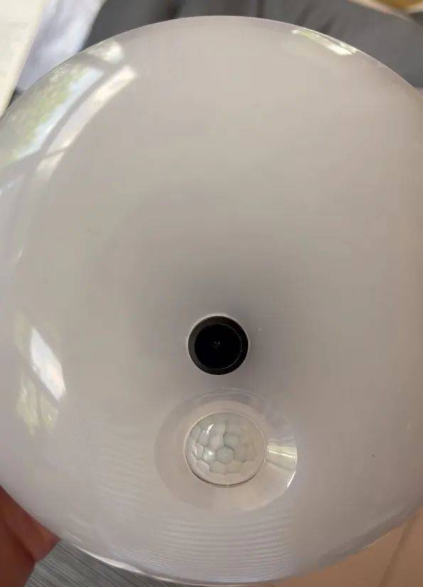 女租客在停电后发现伪装成灯泡的隐蔽摄像头,房东希望退租,并愿退还剩余三个月的租金,警方立案调查