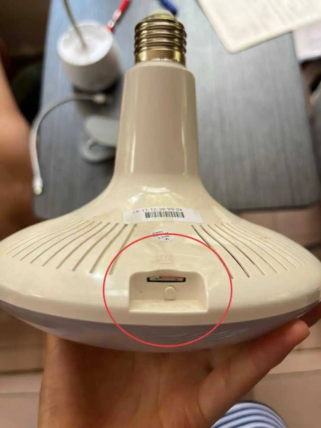 女租客在停电后发现伪装成灯泡的隐蔽摄像头,房东希望退租,并愿退还剩余三个月的租金,警方立案调查