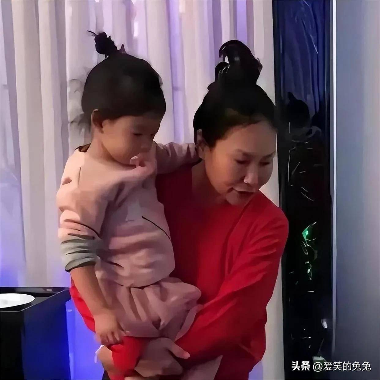 大S的两个孩子生病几乎全网都在关注，作为亲外婆的S妈看不到吗？