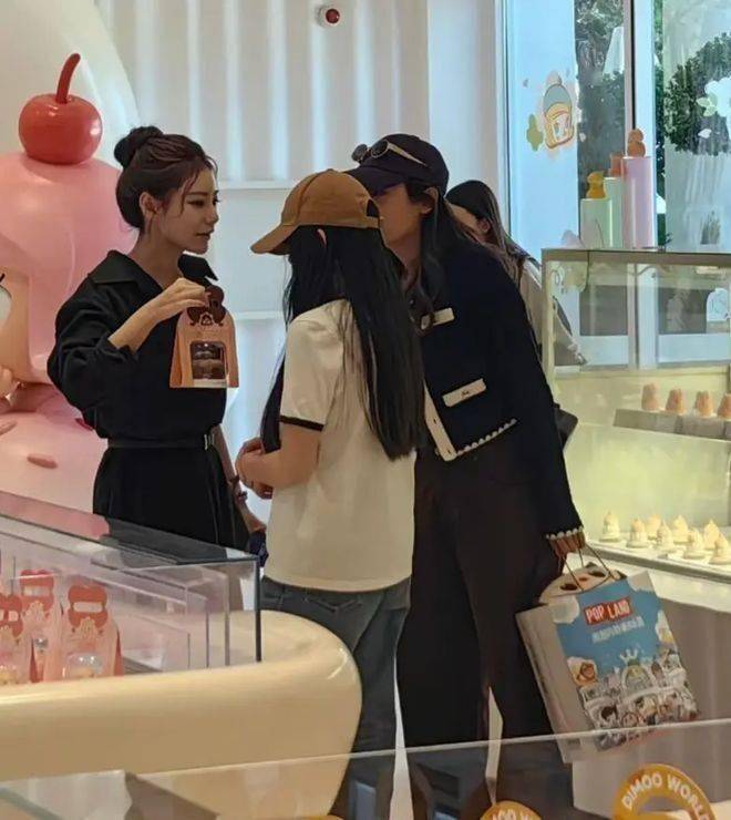 马筱梅谈大S俩个孩子又被网暴!各种恶毒的话频出,怒斥她蹭大S流量