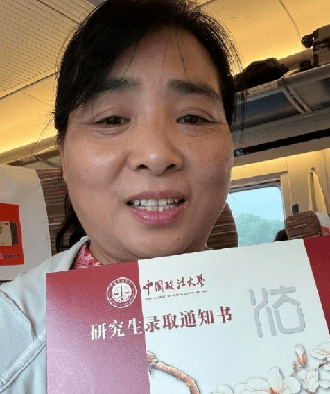一位54岁的阿姨,用30年考上了北京的研究生