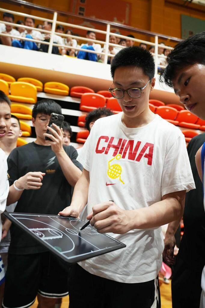 中国男篮主教练郭士强：“没想到华附同学的提问这么专业”