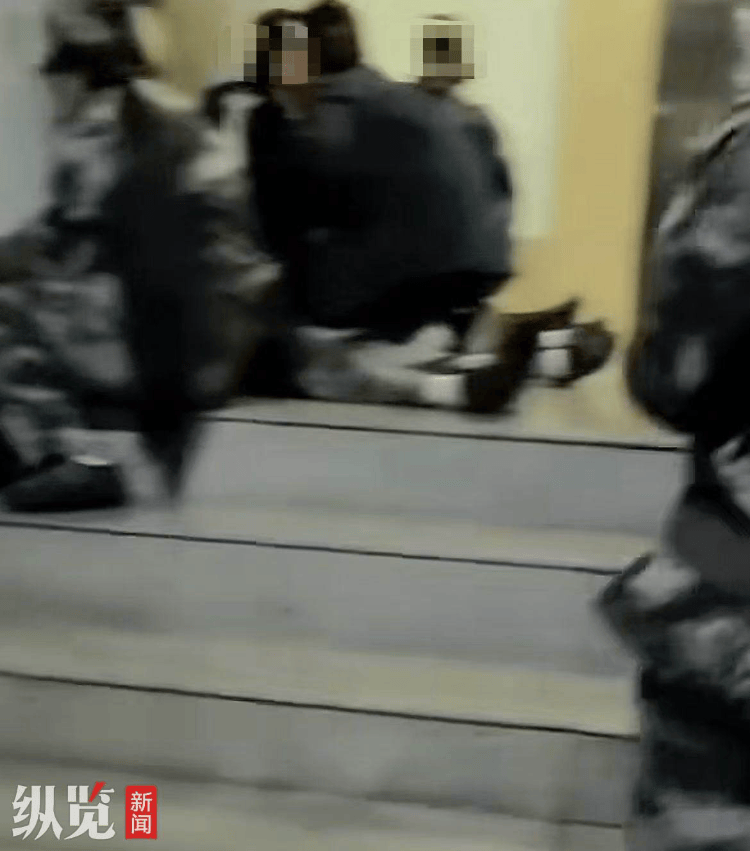 云南一职业学院室内军训致17人缺氧被救护车拉走?校方否认