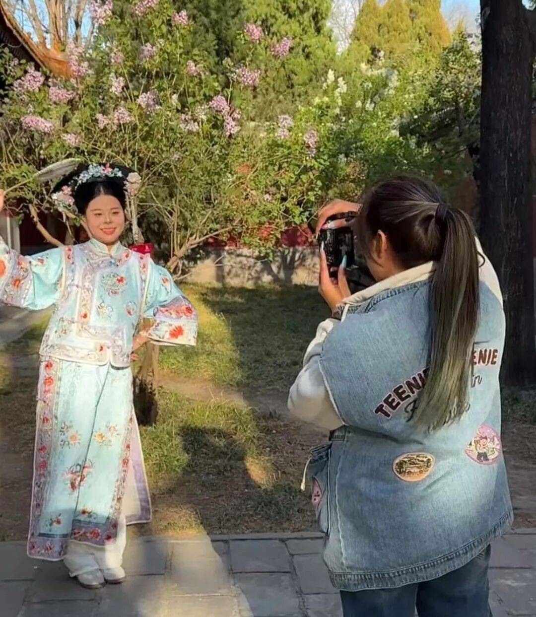 宁可花钱请人为自己拍照,也不想开口麻烦朋友?年轻人为何愿意为“陪拍”买单