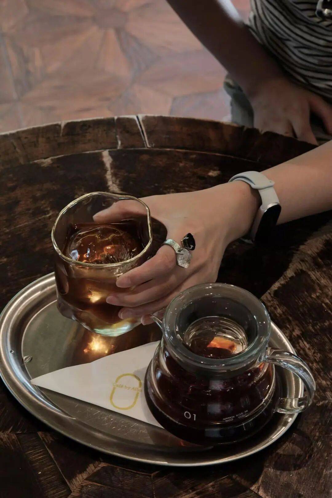 宁可花钱请人为自己拍照,也不想开口麻烦朋友?年轻人为何愿意为“陪拍”买单