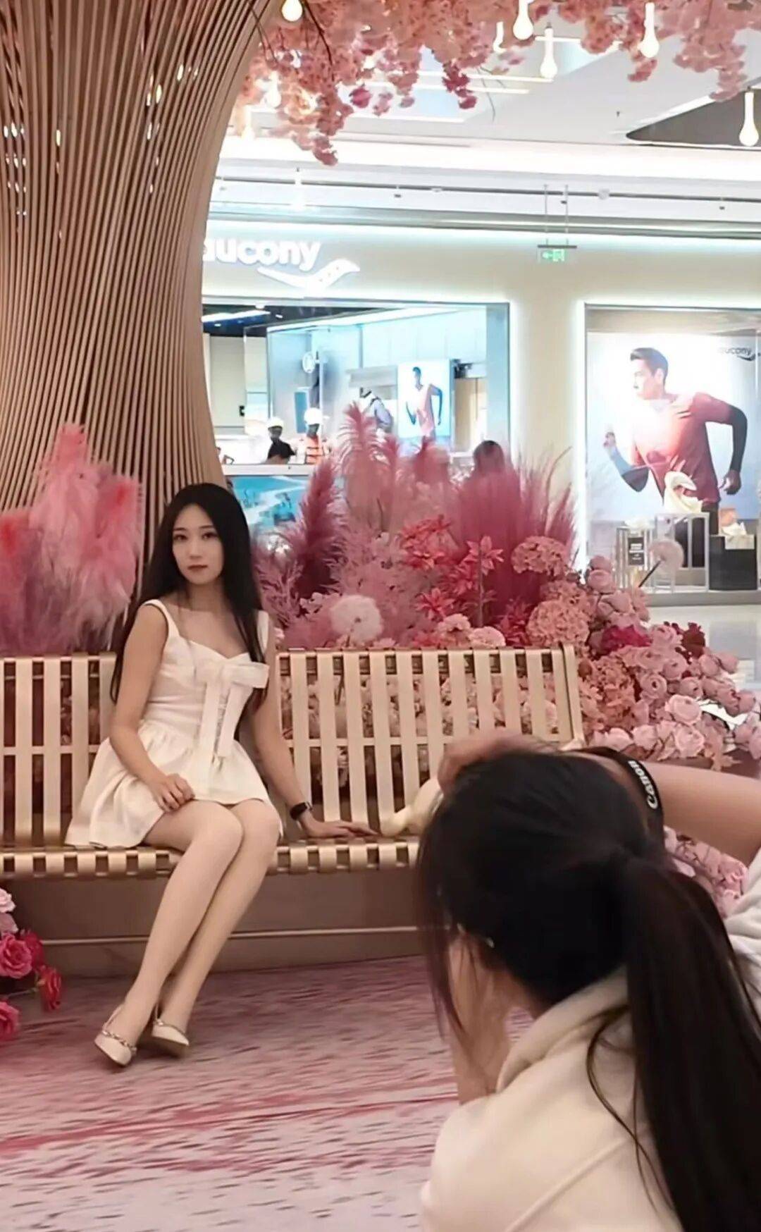 宁可花钱请人为自己拍照,也不想开口麻烦朋友?年轻人为何愿意为“陪拍”买单