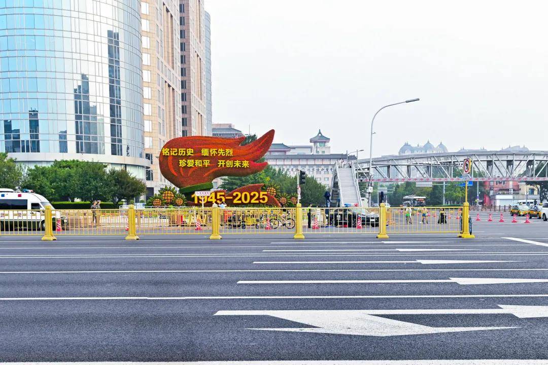 阅兵前的凌晨,长安街35小时铺了46个“足球场”!