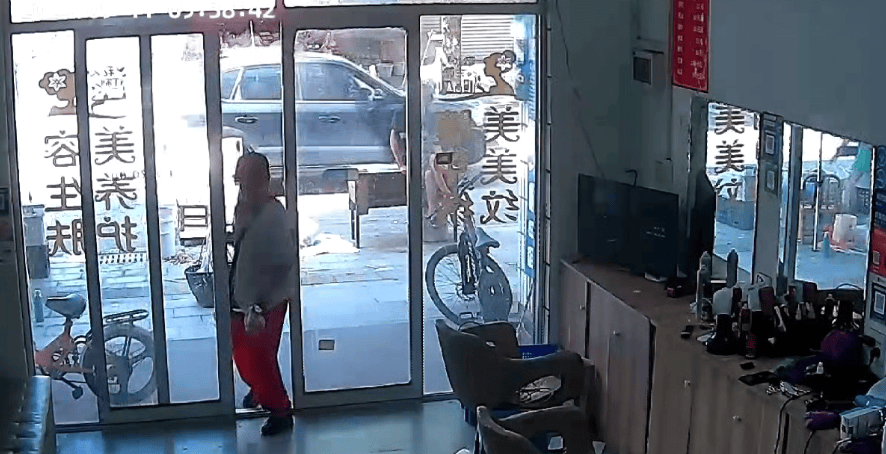 浙江一店主允许大妈门口摆摊,时常被大妈“投喂”蔬果:每次收摊时,都打扫得干干净净