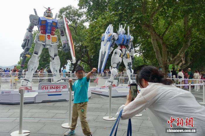 高达模型现身浙江杭州西湖畔 吸引游客打卡