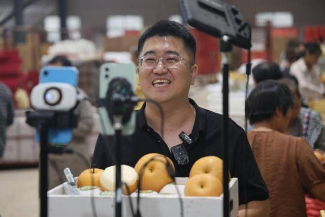 在拼多多单月卖出5000吨莱阳梨,95后新农人为何“收编”果园?