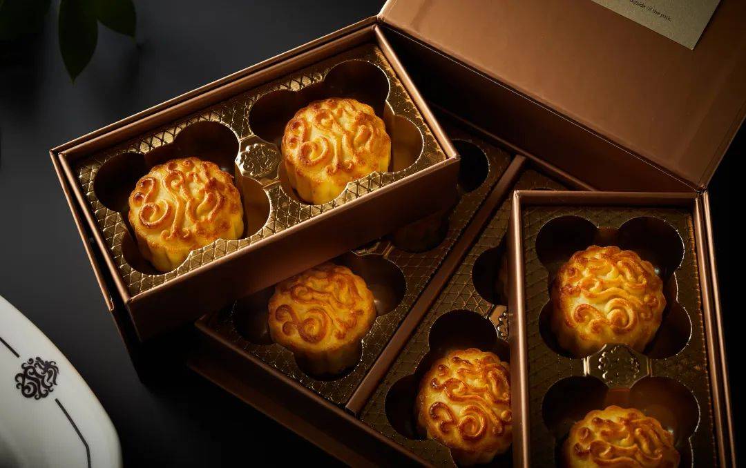 一盒难求的上海半岛酒店逸龙阁奶黄月饼开售,85折+下午茶券+房券多重福利叠加!
