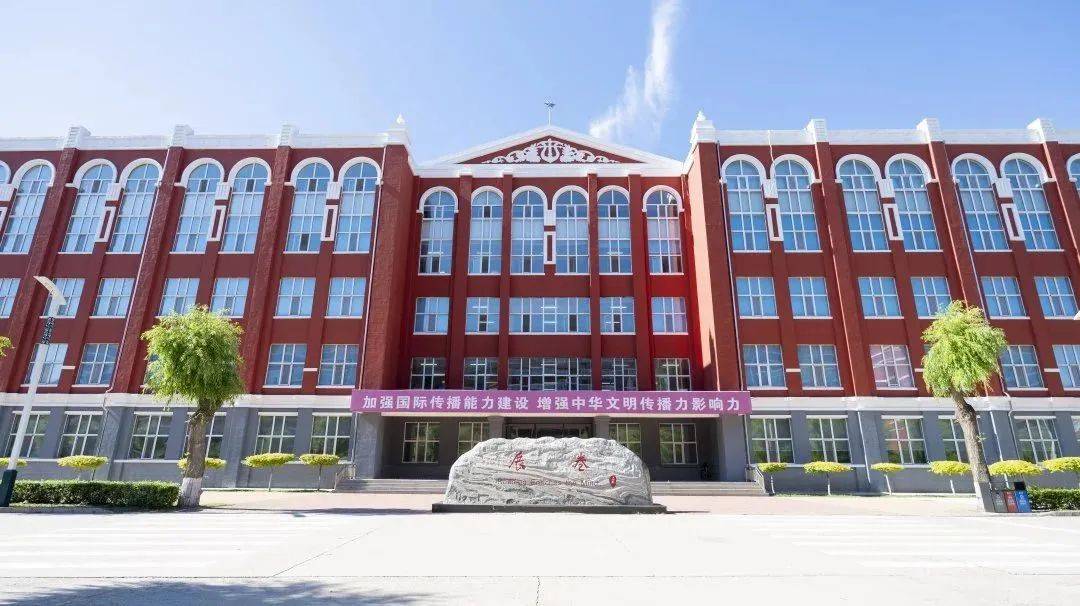 初见·龙外丨学习散步两相宜 静谧书阁+湖畔清风 学习累了就去湖边散个步！