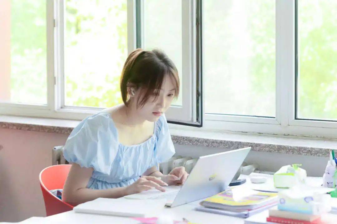 初见·龙外丨学习散步两相宜 静谧书阁+湖畔清风 学习累了就去湖边散个步！