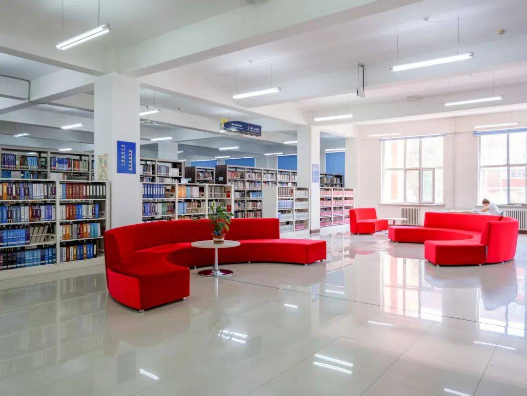 初见·龙外丨学习散步两相宜 静谧书阁+湖畔清风 学习累了就去湖边散个步！