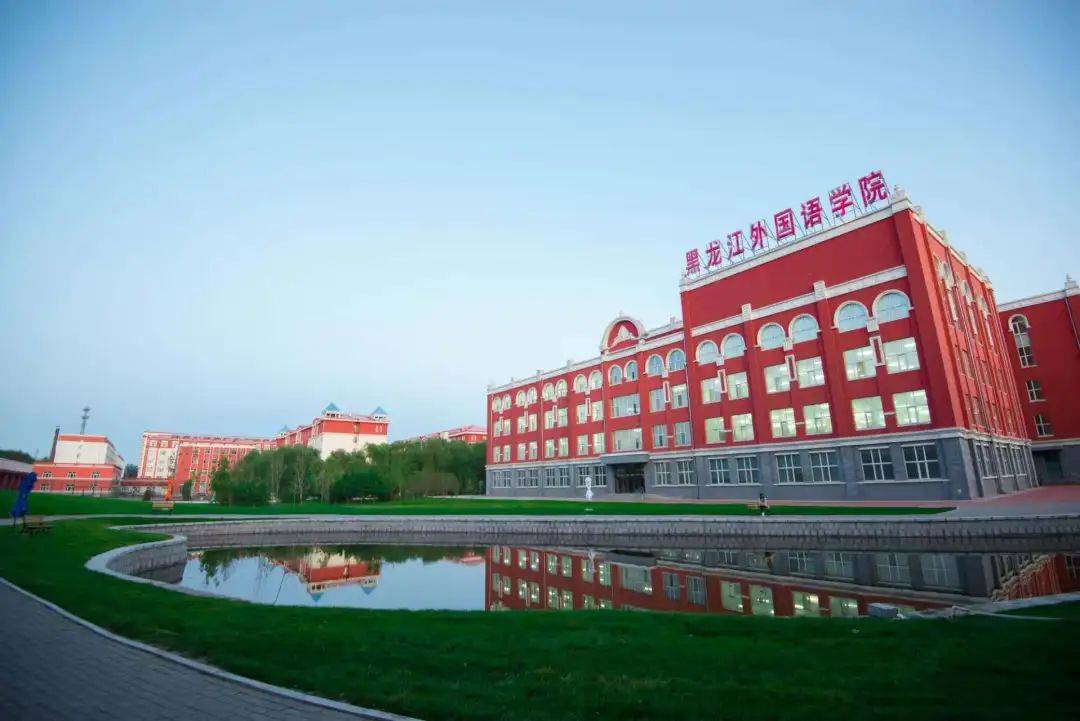 初见·龙外丨学习散步两相宜 静谧书阁+湖畔清风 学习累了就去湖边散个步！