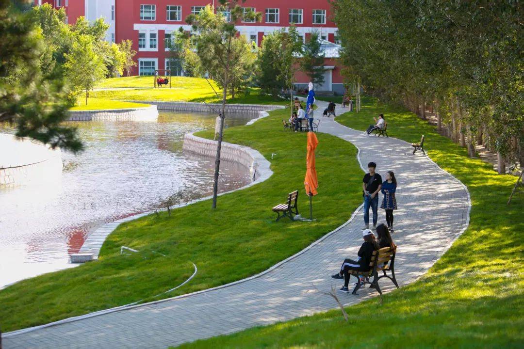 初见·龙外丨学习散步两相宜 静谧书阁+湖畔清风 学习累了就去湖边散个步！